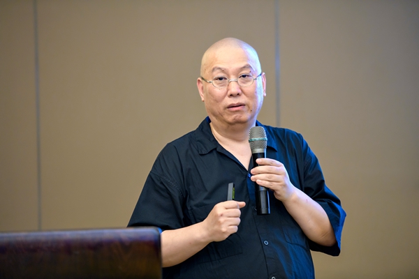 总策展人温浩老师.jpg